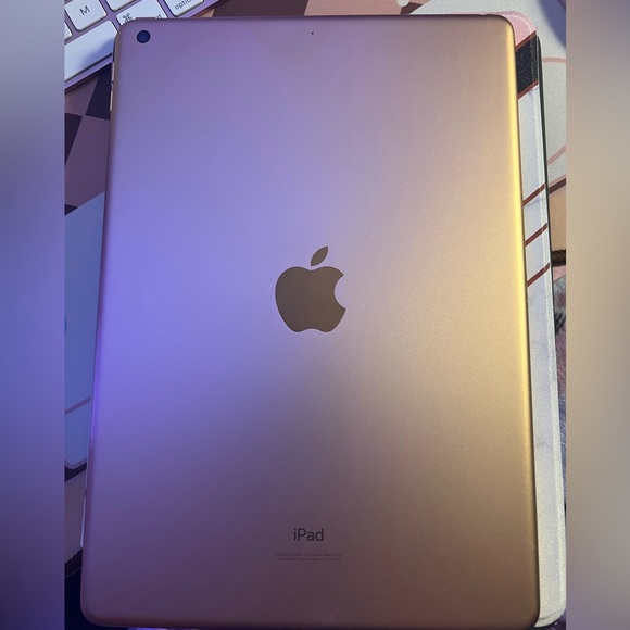 ipad 8th generation +wifi (32GB) free case (in the photo)